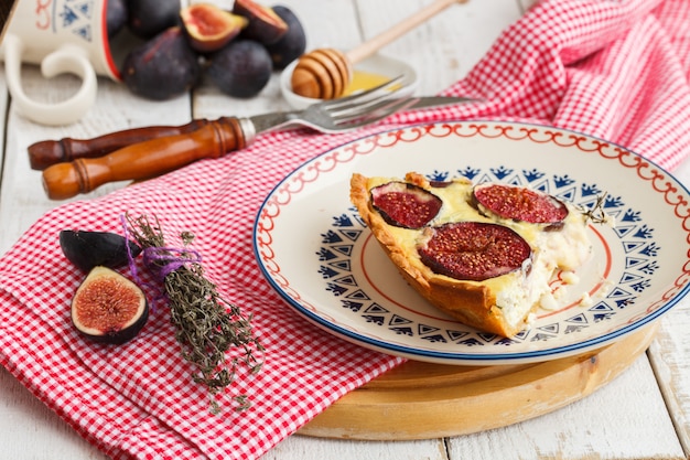 Quiche with figs, thyme and honey.