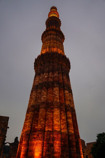 Photo qutub minar- qutab minar road, delhi image evening view