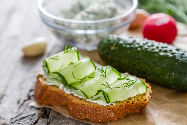 Radish and cucumber sandwich, ingredients