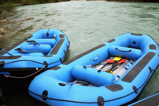 Photo rafting race in blue boats