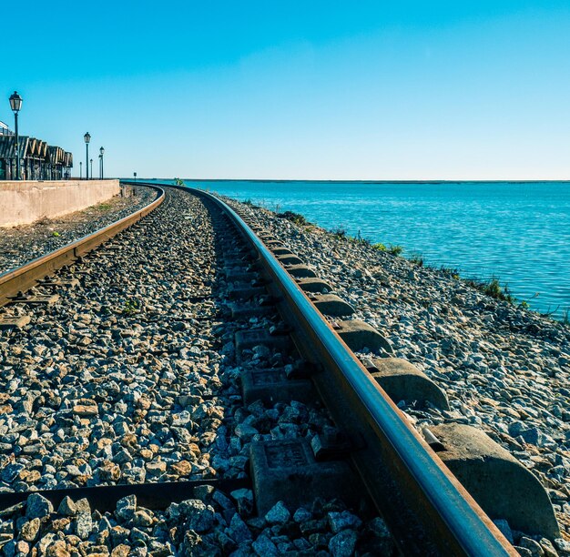 Photo railroad of faro next to the sea