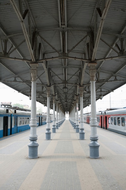 Photo railway stration of moscow, russia. one point perspective view at emty platform