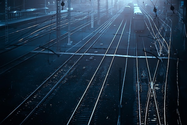 Photo railway tracks night landscape at the railway station fog autumn