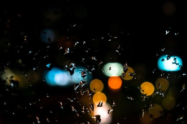 Photo a raindrop on a window with a blurry background