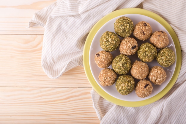 Photo raisins almond honey bliss balls. homemade healthy raw energy sweet balls - vegetarian desserts.