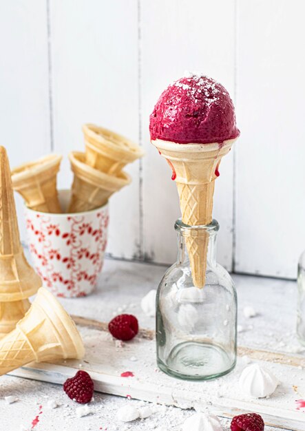 Photo raspberry ice cream cone in a a glass bottle