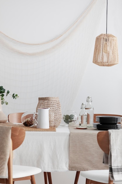 Photo rattan lamp above table in rustic dining room