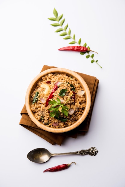 Photo rava upma or uppuma - south indian breakfast served in a bowl. selective focus