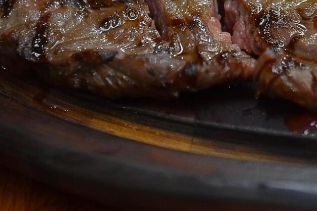 Photo raw brazilian picanha steak or top sirloin beef meat steak in a wooden tray