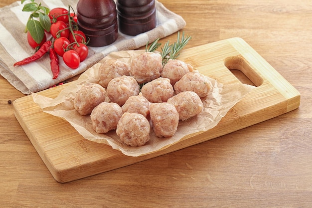 Raw chicken meatballs for cooking