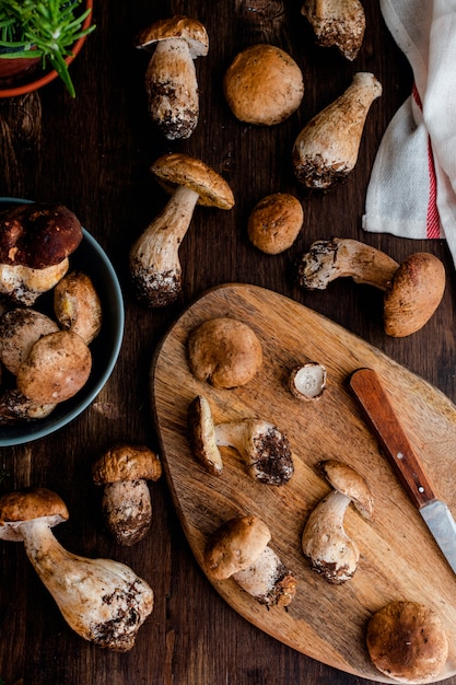 Photo raw edible penny bun porcini mushrooms on rustic dark wooden table