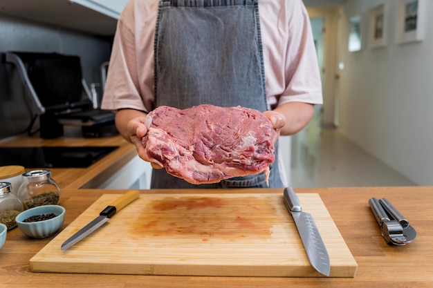 Photo raw fillet beef meat for steaks on the home electric grill