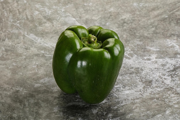 Photo raw green bulgarian bell pepper