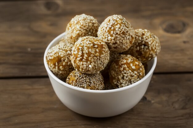 Photo raw healthy vegetarian food. organic snack bites with dried apricots, dates, cashews and honey. energy balls