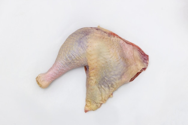 Photo the raw leg quarter of a turkey are isolated on a white background