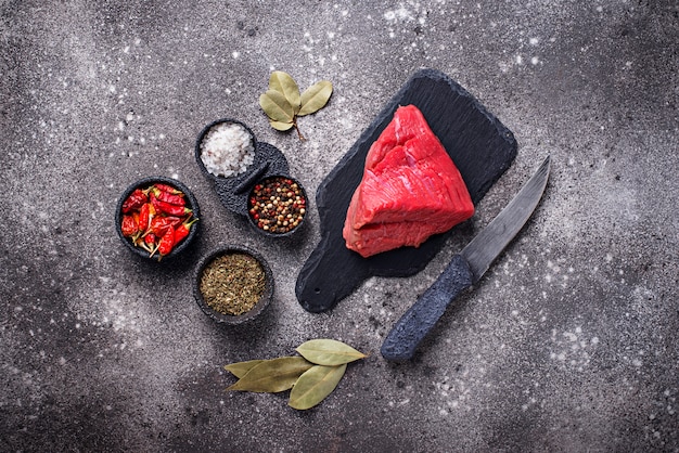 Photo raw meat on cutting board with spices