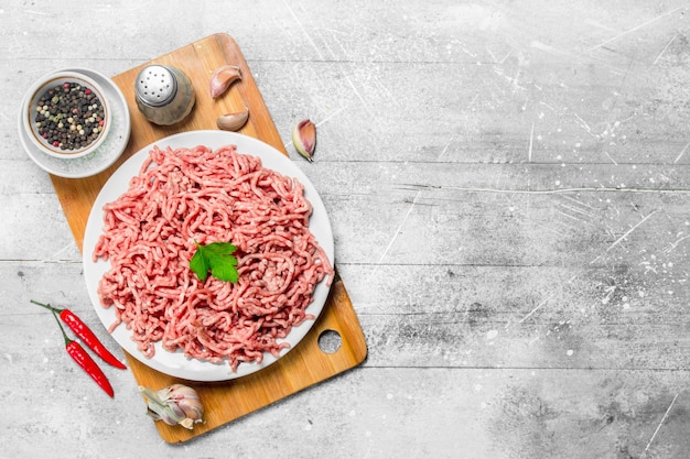 Photo raw minced meat with spices and herbs