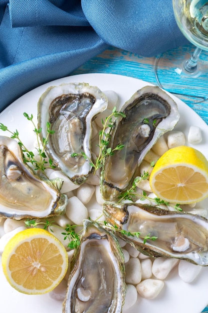 Raw oysters with lemon and ice