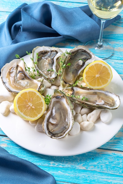 Raw oysters with lemon and ice