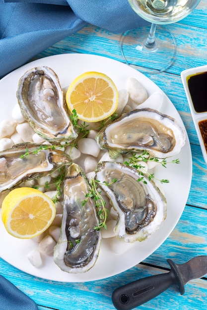 Raw oysters with lemon and ice