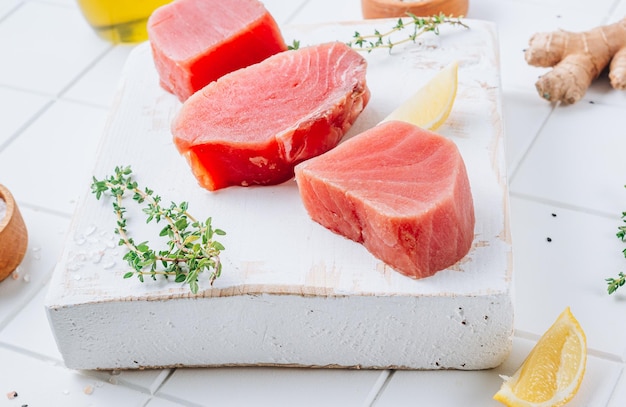 Photo raw tuna fillet steak with thyme lemon and ginger