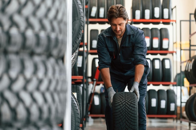 Photo ready to change the tire man is in the tire fitting car service