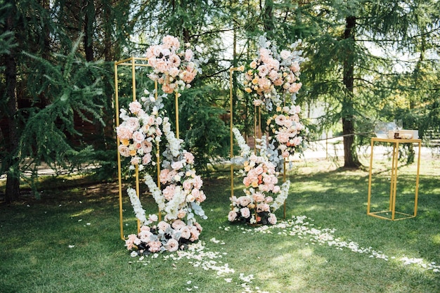 Real flowers in the wedding arch for the newlyweds ceremony