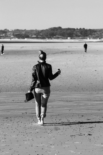 Photo rear view of friends walking on beach