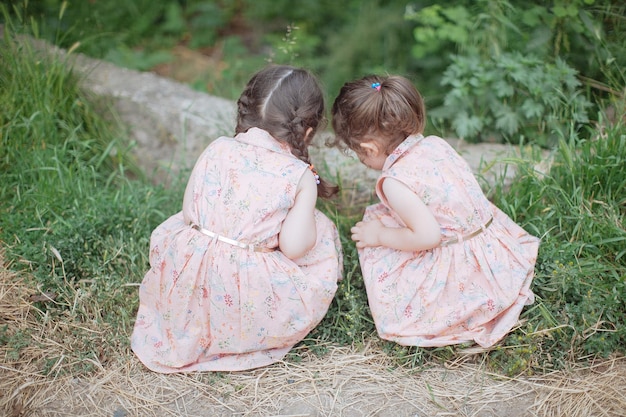 Photo rear view of girl sitting on grass