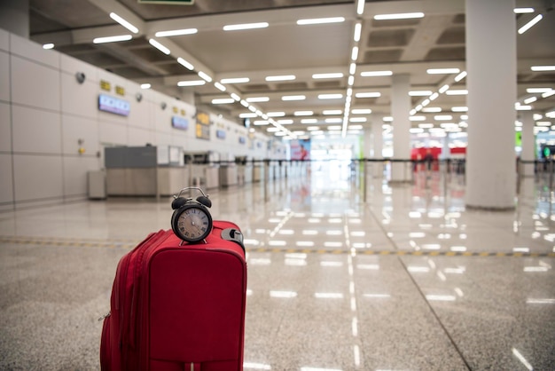 Photo rear view of man on airport runway