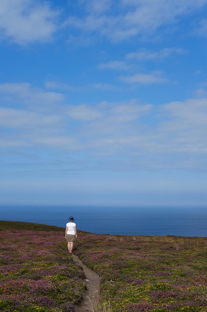 Photo rear view of man by sea against sky