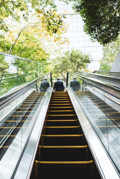 Photo rear view of man on escalator