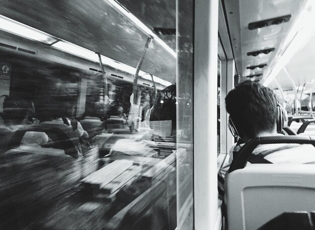 Photo rear view of man sitting in train