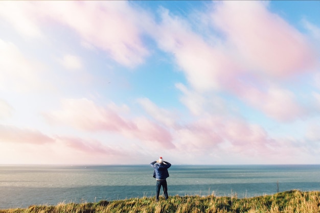 Photo rear view of man standing against sky