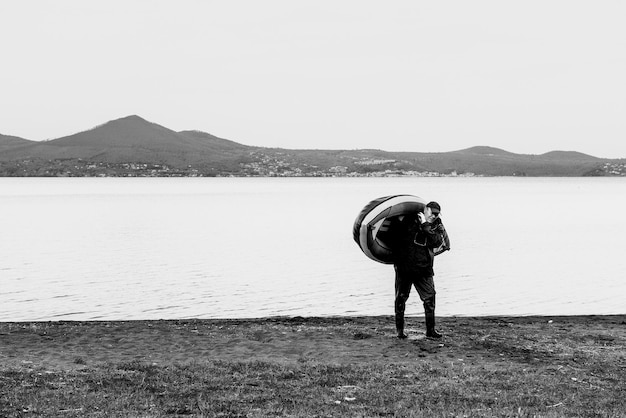 Photo rear view of man standing on mountain against sky