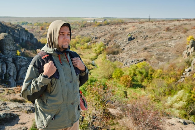 Photo rear view of man standing on mountain