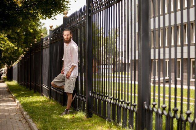 Photo rear view of man standing in park