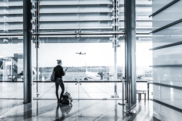 Photo rear view of man walking in airport