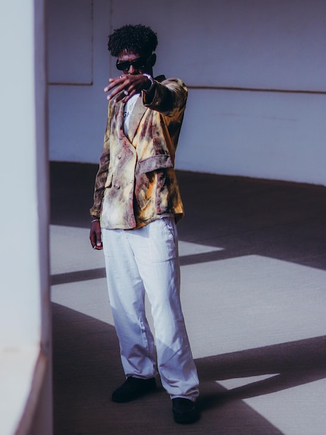 Photo rear view of man walking on street