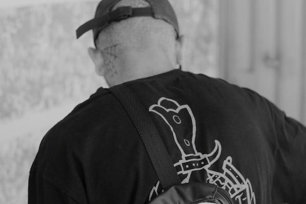 Photo rear view of man wearing cap