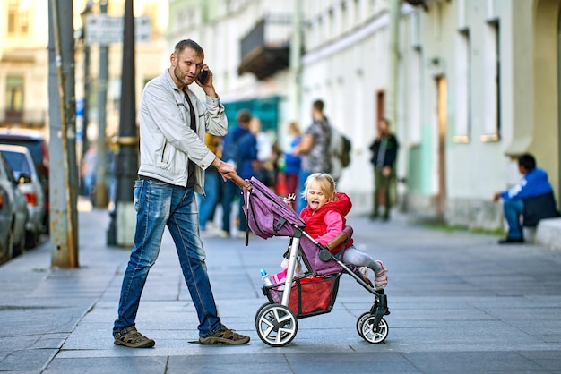 Photo rear view of people walking on street