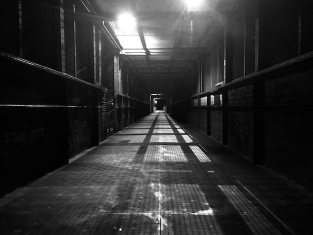 Photo rear view of person walking in illuminated tunnel