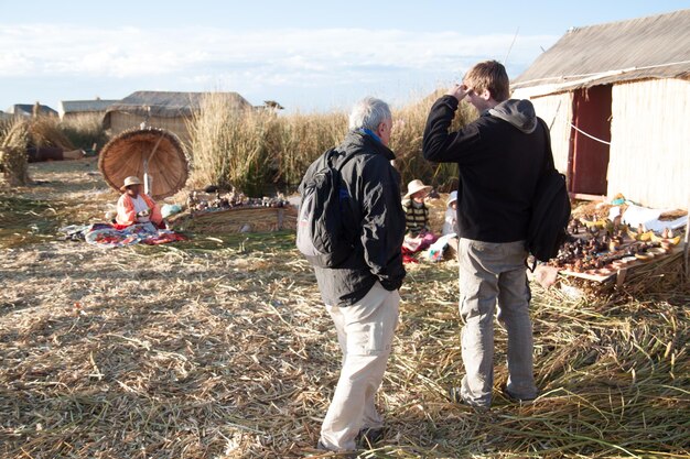 Photo rear view of tourists visiting village