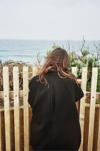 Photo rear view of woman looking at sea against clear sky