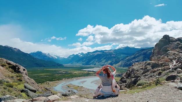 Photo rear view of woman on mountain against sky