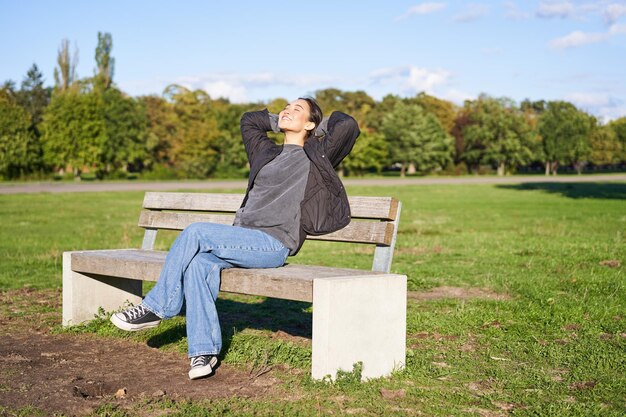 Photo rear view of woman sitting on grassy field