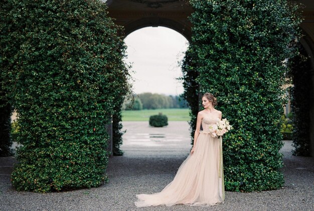 Photo rear view of woman standing against trees