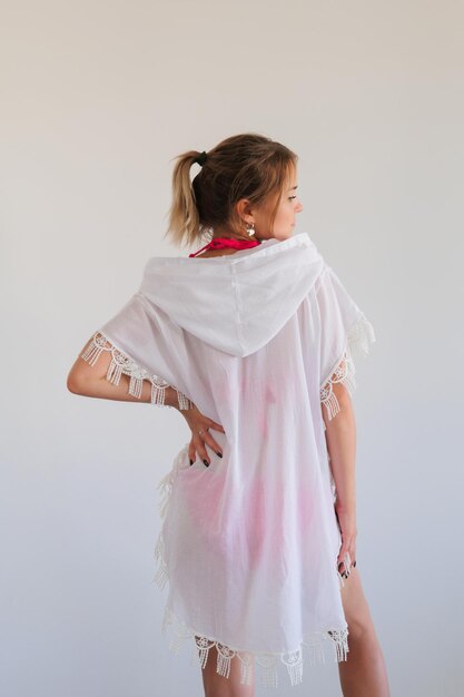 Photo rear view of woman standing against white background