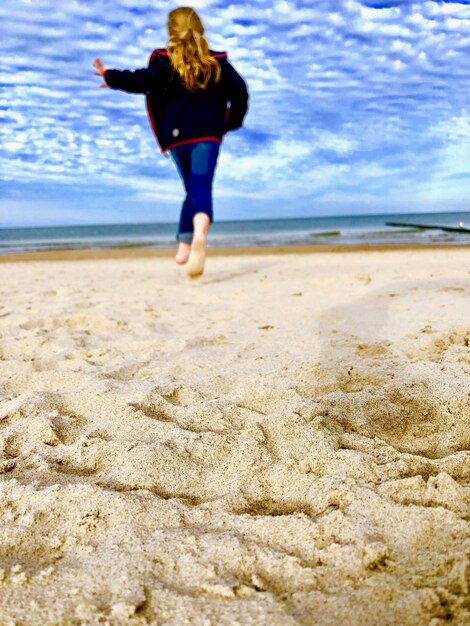 Photo rear view of woman standing on beach