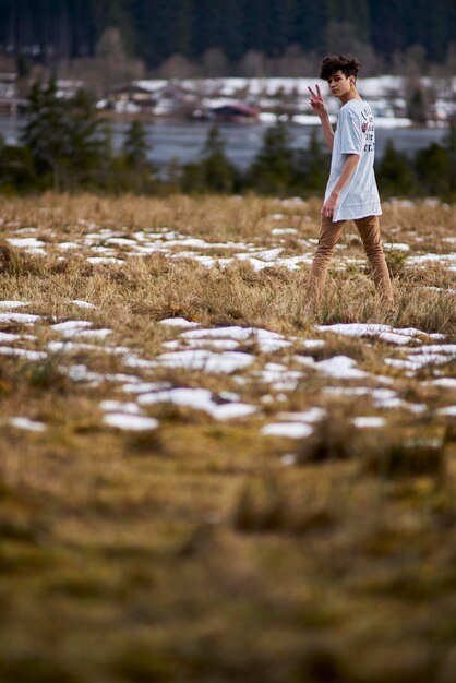 Photo rear view of woman standing on field at beach